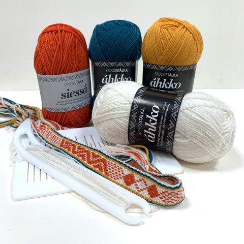 geweven band in oranje tinten en 3 bolletjes wol