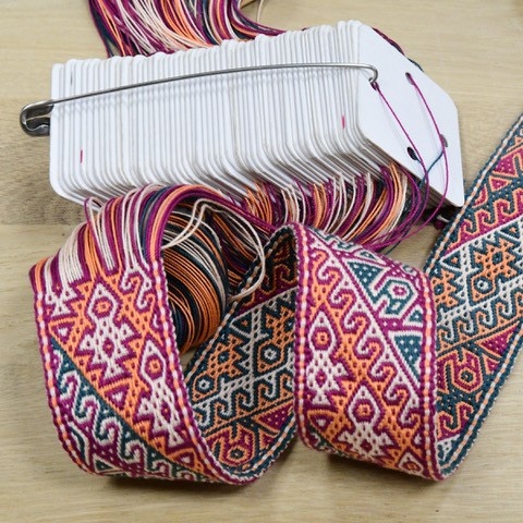 geweven band in verschillende kleuren