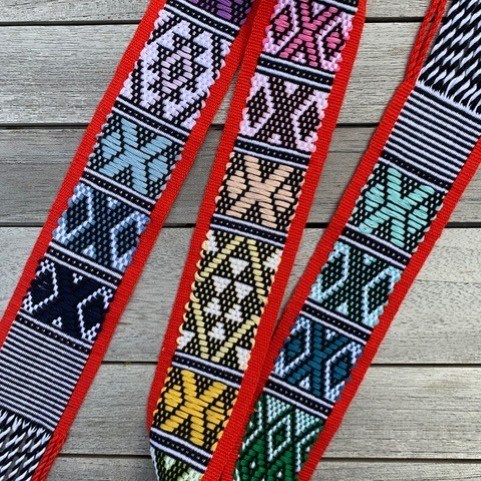 kleurig geweven band