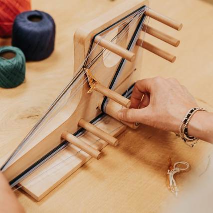 inkle loom met een begin van een schering