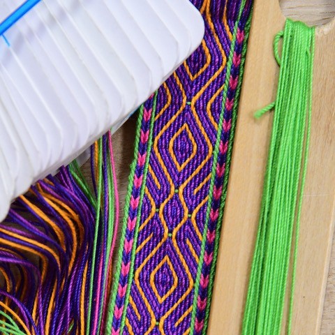 kaartjes en een kaartgeweven band