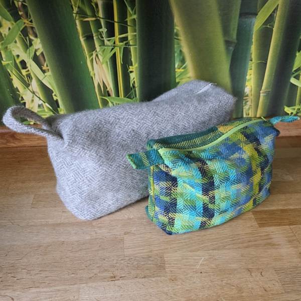 twee etuis met rits van handgeweven stof