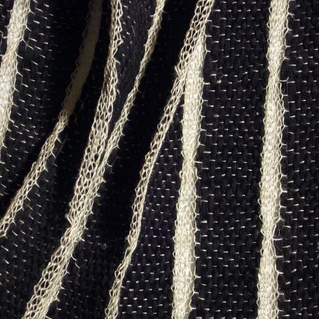 weefsel met brede zwarte en smalle witte banen