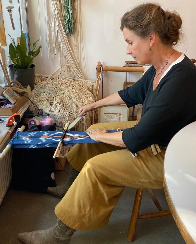 vrouw is aan het Ikat weven