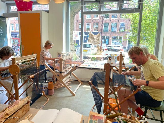 aantal mensen achter een weefgetouw