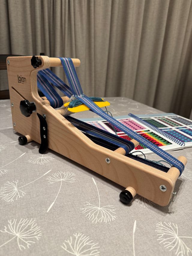 bandweefgetouw met geweven band