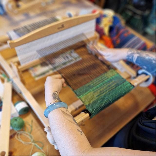 groen weefsel op een rigid heddle loom