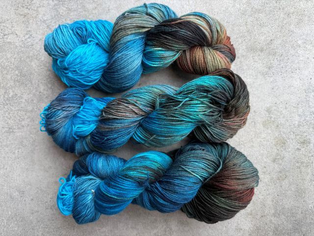 geverfde wol in blauw bruintinten