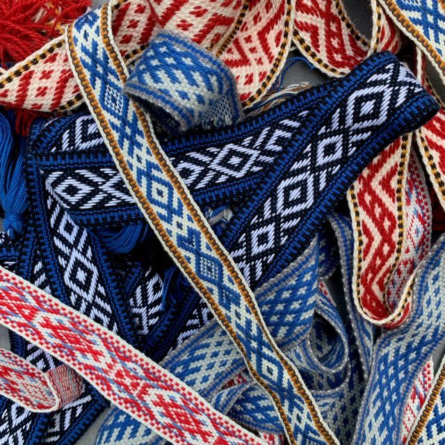 verschillende kleurige geweven banden in wit, rood, blauw