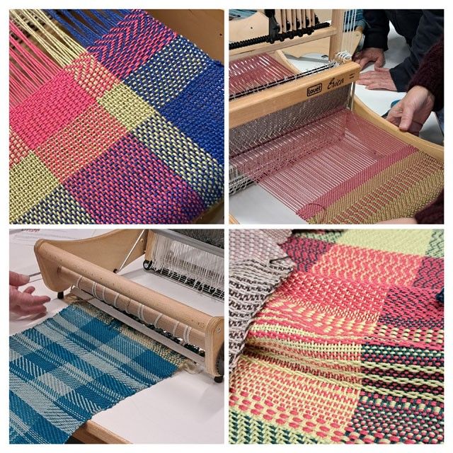 vier panelen kleurig weefsel op een tafelweefgetouw