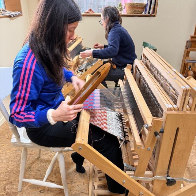 iemand die aan het weven is