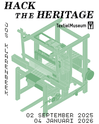 twee mensen staan in het water er bekijken wat ze in hun handen hebben