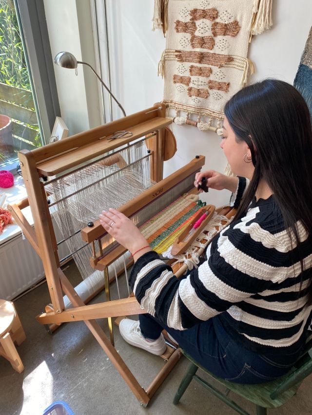 vrouw achter weefgetouw