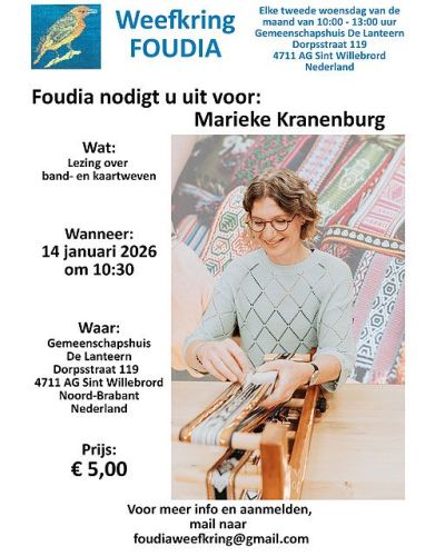 Marieke kranenburg glimlacht en weeft een band