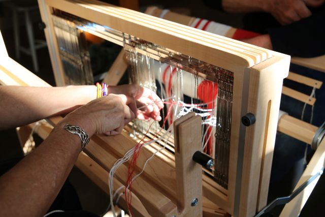 iemand die aan het weven is