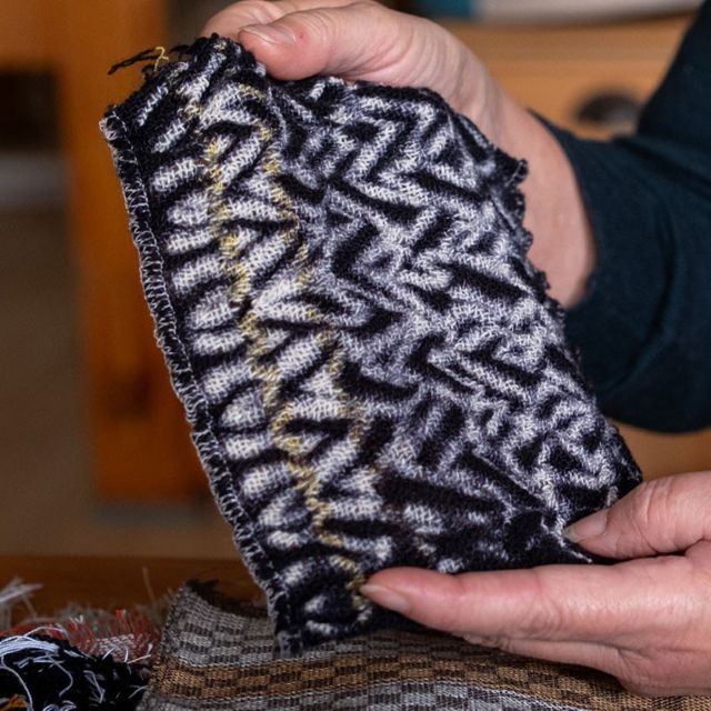 geweven kapje in zwart, wit en beige